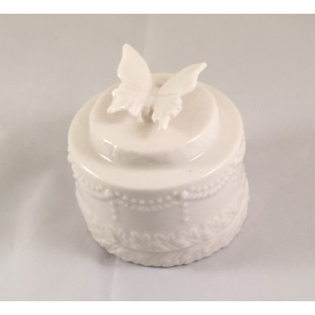 Scatolina porcellana bianca a forma di torta con farfalla applicata